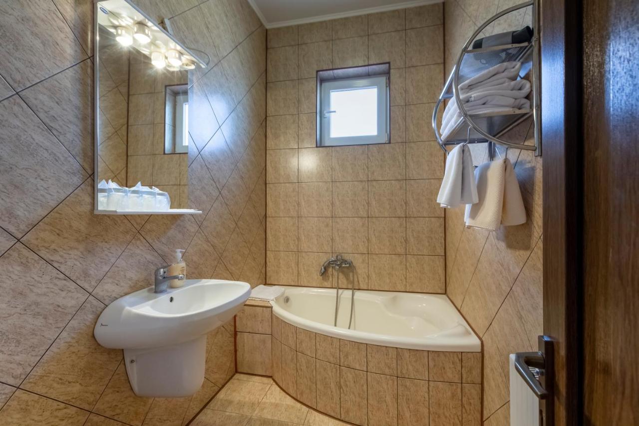 Hotel Denis Daneş Zewnętrze zdjęcie